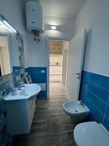 马里迪莫伊尔科拉洛公寓的蓝色和白色的浴室设有卫生间和水槽