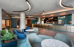 巴拉顿诺尔马迪汉格斯特巴尔度假酒店的大堂设有桌椅和酒吧。