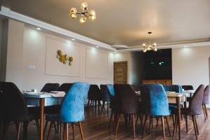 卡兹贝吉ALOFT的一间配备有桌子和蓝色椅子的用餐室
