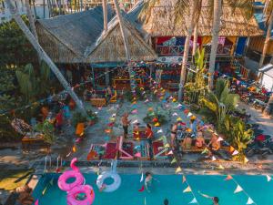 美奈iHome Backpacker Resort的和度假酒店的住客一同欣赏游泳池的顶部景致