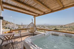 AgkidiaNaxos Pantheon Luxury Apartments的房屋阳台的热水浴池