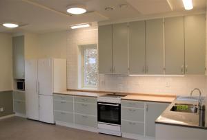 顺托普Vårhaga Vandrarhem的厨房配有白色家电和白色橱柜