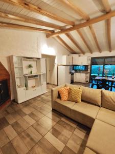 Las CompuertasCasa Huellas de Malbec - Montaña y paz的带沙发的客厅和厨房