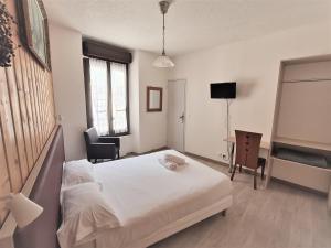 穆捷终点三村酒店的一间卧室配有一张床、一张书桌和一台电视。