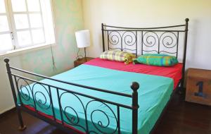 帕拉马里博Zus&Zo的一间卧室配有一张带红色和蓝色毯子的床