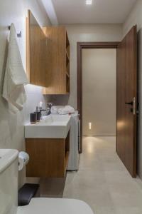 海若克利欧Athena Apartment的一间带水槽、卫生间和门的浴室