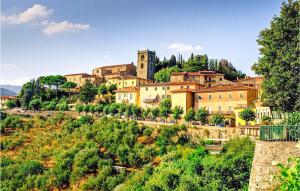 蒙特卡蒂尼泰尔梅2 Bedroom Beautiful Home In Montecatini Terme的山顶上的一个小镇,有城堡