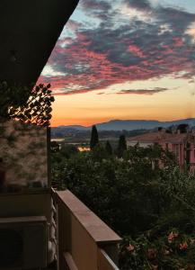 卡诺尼Beautifull And Airy Appartment Corfu Town的从房子的阳台上可欣赏到日落美景