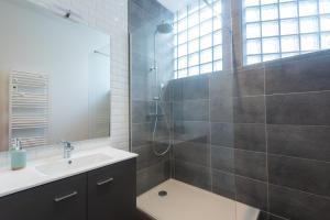 波城Appartements centre-ville - Wifi - Cuisine tout équipée - Lave-linge的带淋浴和盥洗盆的浴室