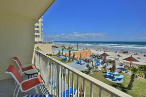 代托纳海滩Daytona Dream Inn By AmeriVu的享有海滩和海洋美景的阳台。