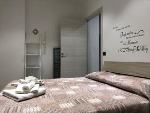 特拉帕尼Sunrise Beach Apartment Trapani的一间卧室配有带毛巾的床