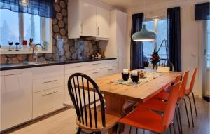 FärgelandaBeautiful Home In Frgelanda With Kitchen的厨房配有木桌和椅子