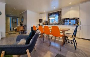 FärgelandaBeautiful Home In Frgelanda With Kitchen的用餐室以及带橙色椅子和桌子的厨房