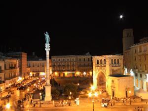 莱切卡萨德梅尔坎蒂区别墅酒店的一座城市,在夜晚,在中间有一座雕像