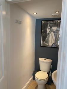 马盖特28 King Street的一间带卫生间的浴室和一张女用海报