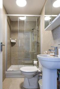 斯托克波特Entire 1 bed apt in the centre of Stockport的带淋浴、卫生间和盥洗盆的浴室
