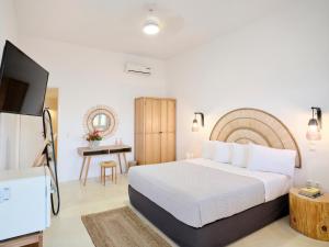 基莫洛斯岛Bonatsa Beach House的酒店客房,配有床和电视