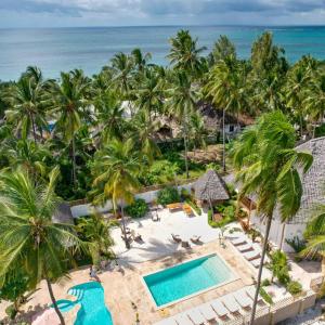 普瓦尼梅查恩加尼Tamu Tamu Boutique Hotel的享有度假村的空中景致,设有游泳池和棕榈树