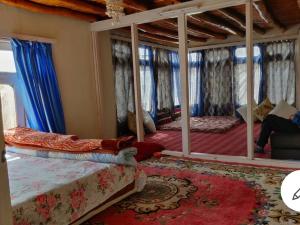 列城amir homestay的一间卧室配有一张床和一面大镜子