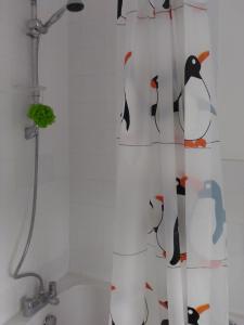 米尔顿凯恩斯卡特斯旅馆 的浴室内有企鹅淋浴帘