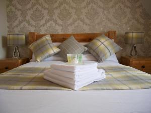 爱丁堡克雷格米勒公园18号旅馆的床上有一堆毛巾