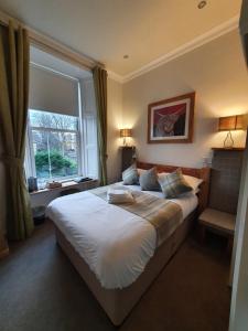 爱丁堡克雷格米勒公园18号旅馆的一间卧室设有一张大床和一个窗户。