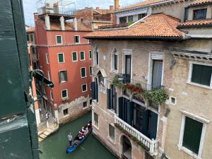 威尼斯Anzolo Palace - Rooms & Apartments的运河上一群人