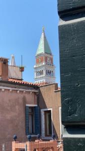 威尼斯Anzolo Palace - Rooms & Apartments的一座建筑的顶部有一个钟楼