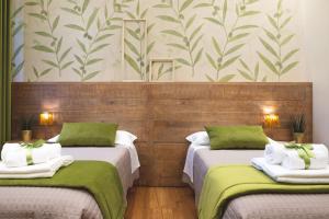奥维多Dimora Pertusa的一间设有两张绿色和白色床铺的客房