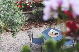 奥维多Dimora Pertusa的花园里种满鲜花,配有桌椅