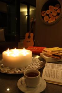 斯泰尼杜伊费奥斯木斯克潘多克西奥旅馆的桌上的蜡烛和咖啡