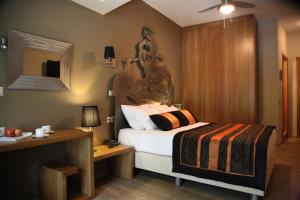 斯泰尼杜伊费奥斯木斯克潘多克西奥旅馆的一间卧室配有一张带木制床头板的床
