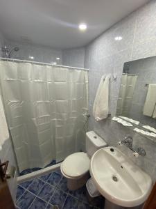 克兰内沃Palma Beach Hotel的浴室配有卫生间、盥洗盆和淋浴。