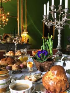 勒托尔Bastide du régent的桌子上摆放着面包和糕点,还有一杯咖啡