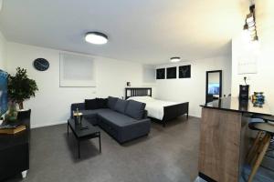 提比里亚לופט הגליל- דירת סטודיו במרכז העיר טבריה的客厅配有沙发和1张床