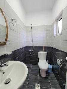 卡萨米尔Vila Geri的浴室配有卫生间、盥洗盆和浴缸。