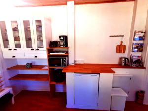 伦讷The FIG Studio - "Den Gule Svane" Guest House - near Rønne & Beach的厨房配有白色橱柜和木制台面