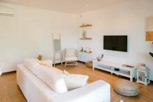 卡瓦利亚尔Sea Spot Soltróia的客厅配有白色沙发和电视