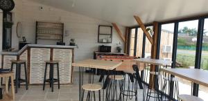 Lion-en-SulliasLe Nichoir的一间厨房,里面配有桌子和凳子