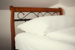 克赛拉迪Hotel Ostende的两张带白色枕头的衣柜