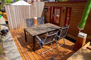 阿姆斯特丹Dreamtime Houseboat的木制甲板上的木桌和椅子