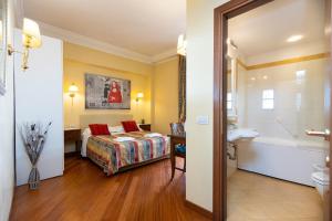 罗马因特诺豪华酒店的一间酒店客房 - 带一张床和一间浴室