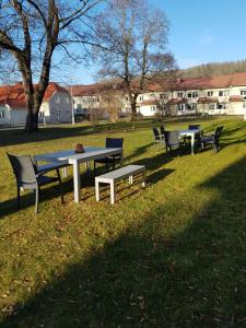 胡斯克瓦纳Huskvarna Hotell & Vandrarhem的公园里的野餐桌和长椅