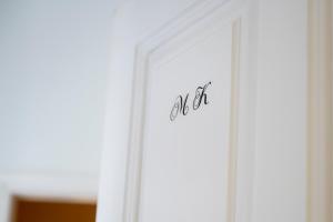 拉夫里翁MK公寓的门,上面写着字