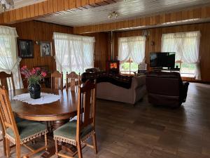比亚里卡Hostal Casa de Campo Rukaleufu a orillas del Rio Huiscapi的客厅配有桌子和沙发