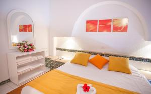 阿格希尔西贝尔阿拉丁杰尔巴酒店的一间卧室配有黄色和橙色枕头的床