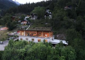菲施WOO® Loft Resort的一座树木茂密的小山上的大房子