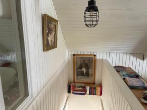 哥德堡Pia's House的书架上放着照片和书的楼梯