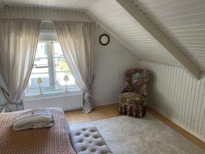 哥德堡Pia's House的卧室配有床、椅子和窗户。