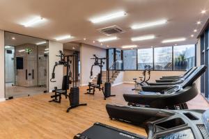 卡内拉Laghetto Canela的健身房,配有一排跑步机和机器